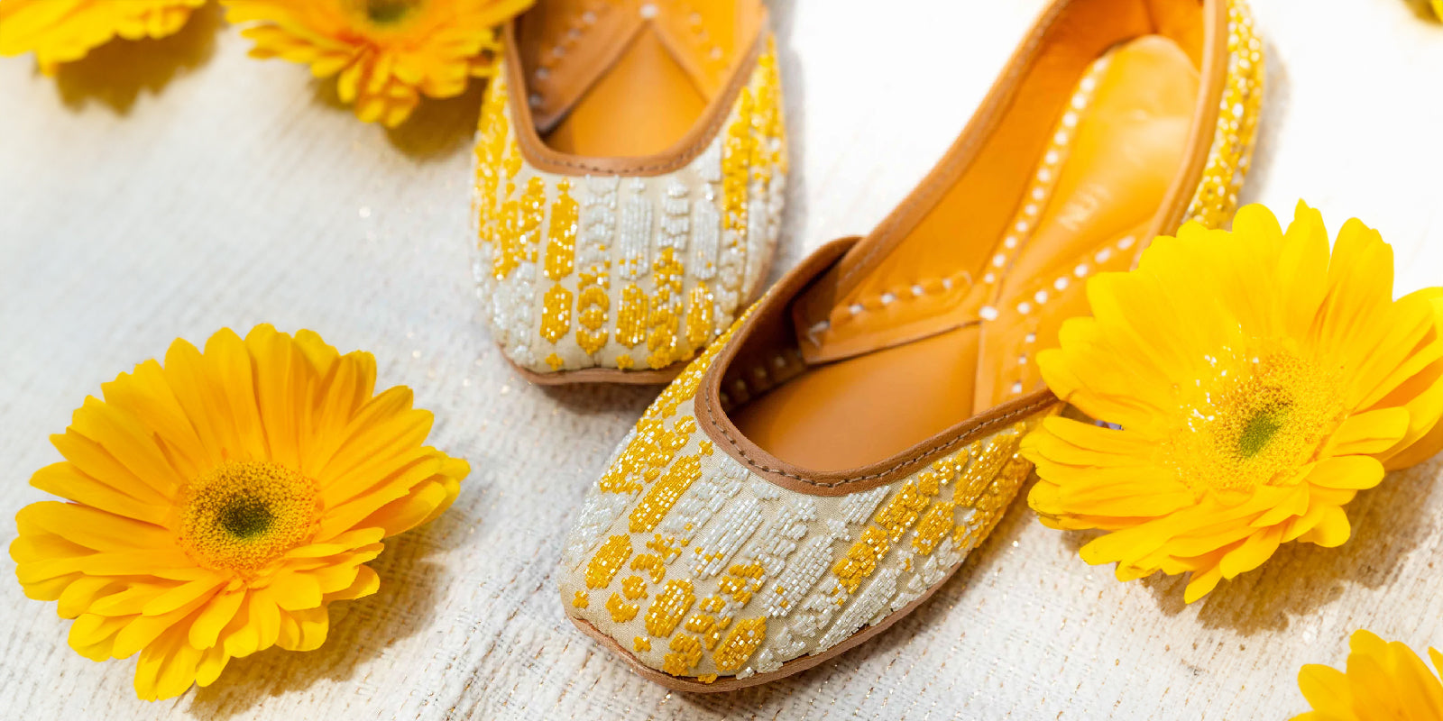 8 COLOURFUL FLATS THAT PERFECTLY CAPTURES THE SPIRIT OF HOLI