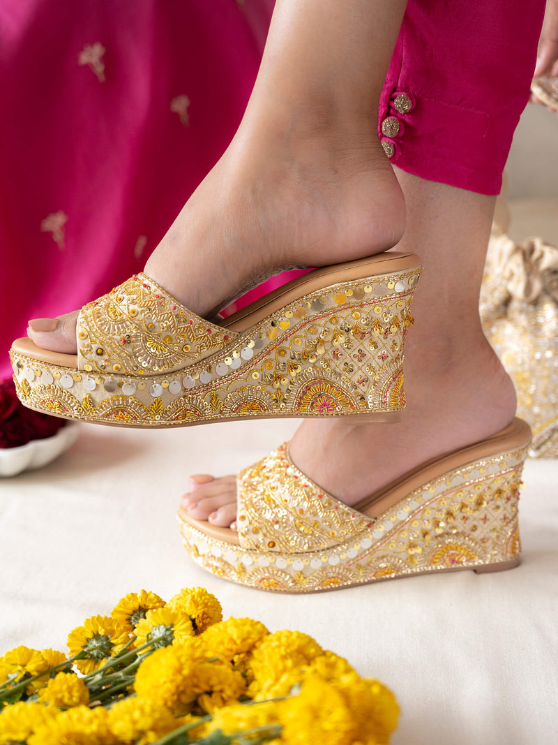 Aggregate more than 251 golden sandals for wedding indian