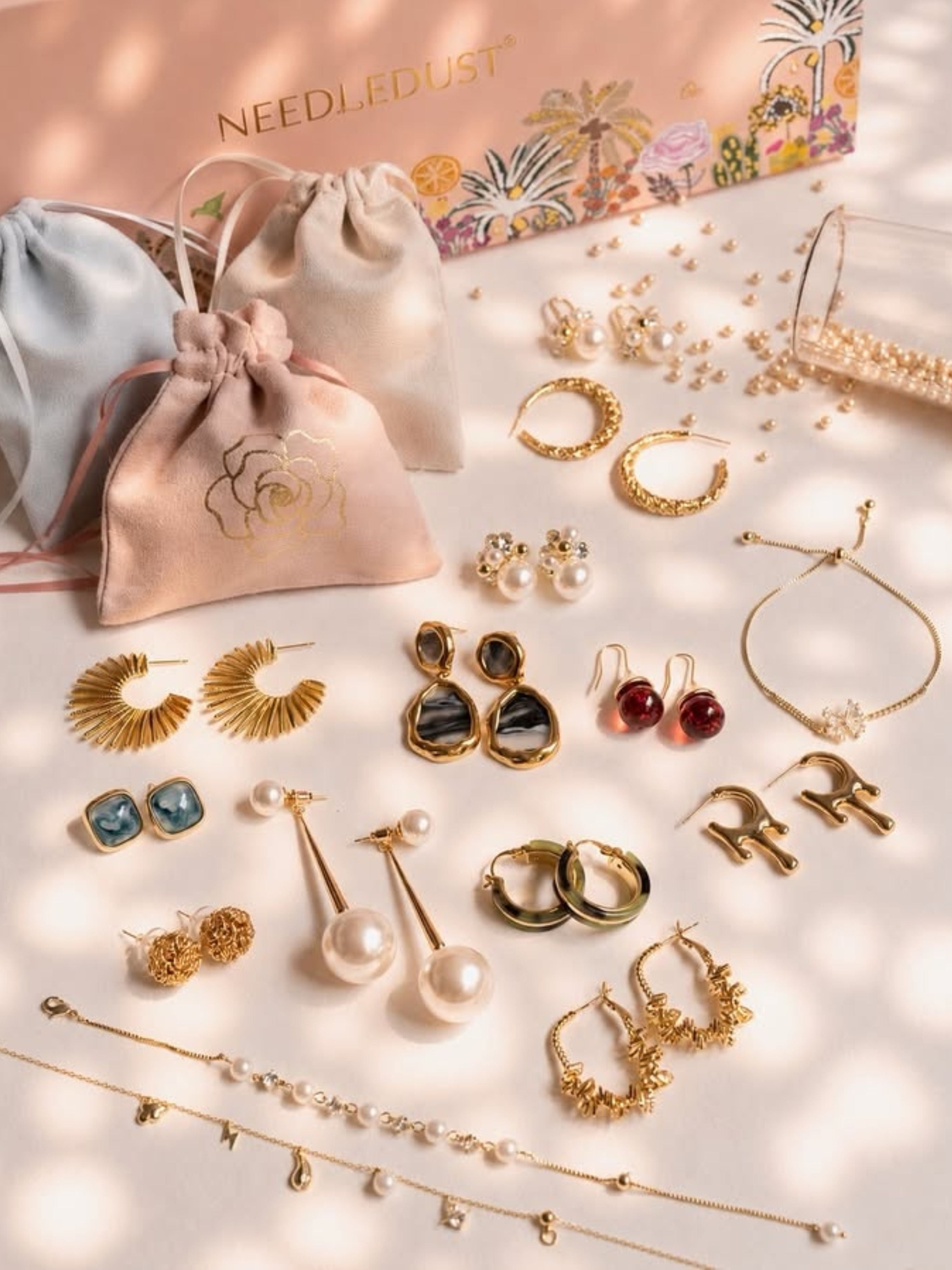 Needledust accessories and packaging