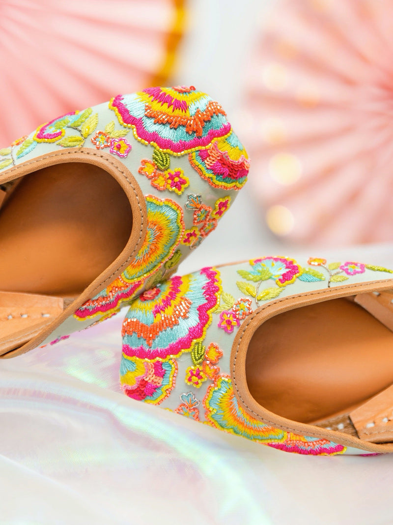 Twin in Carnival (Juttis)